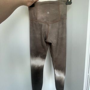 Athleta high rise leggings. Brown green khaki colored pants for summer vacation